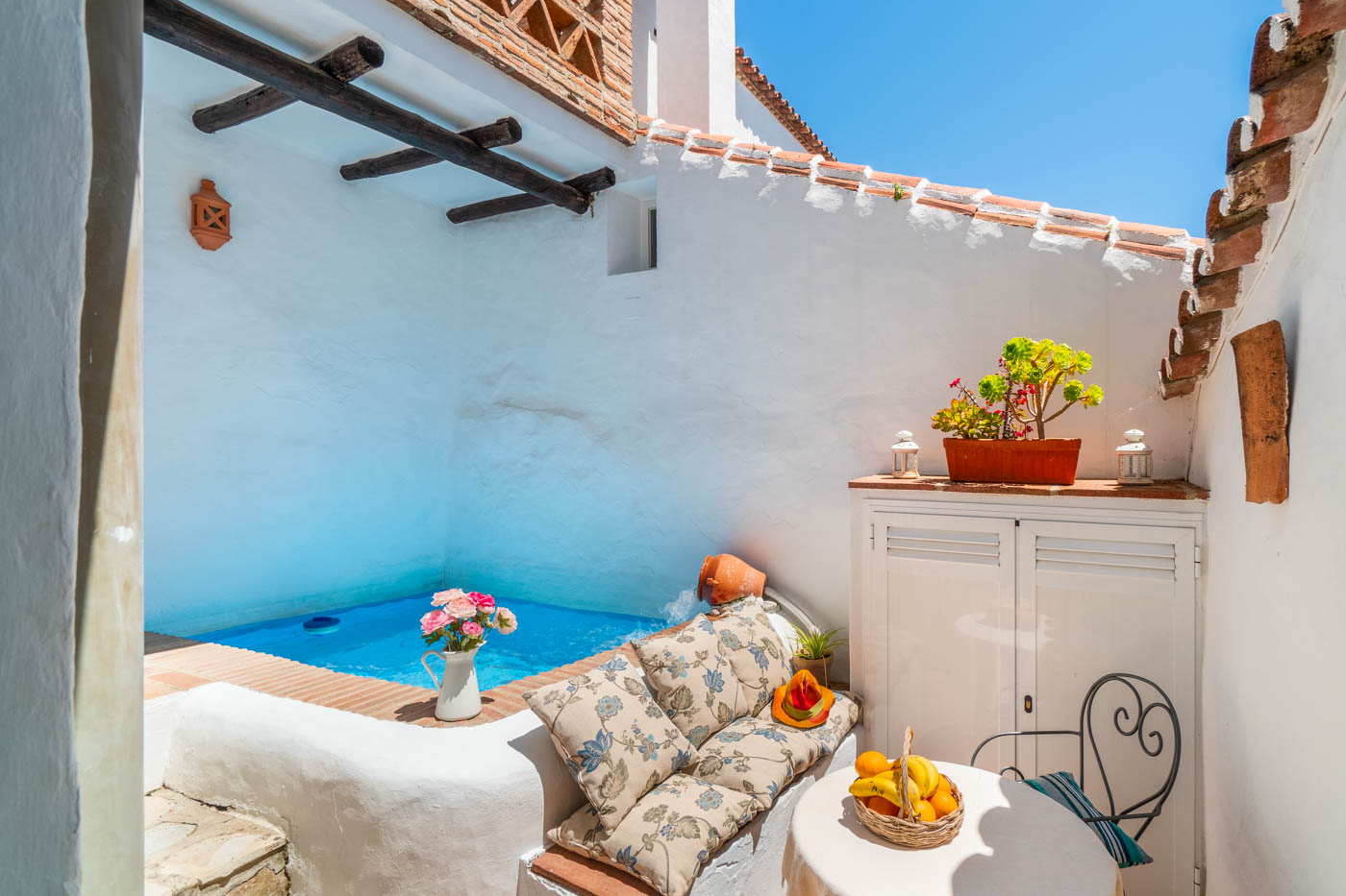 Filtered plunge pool 